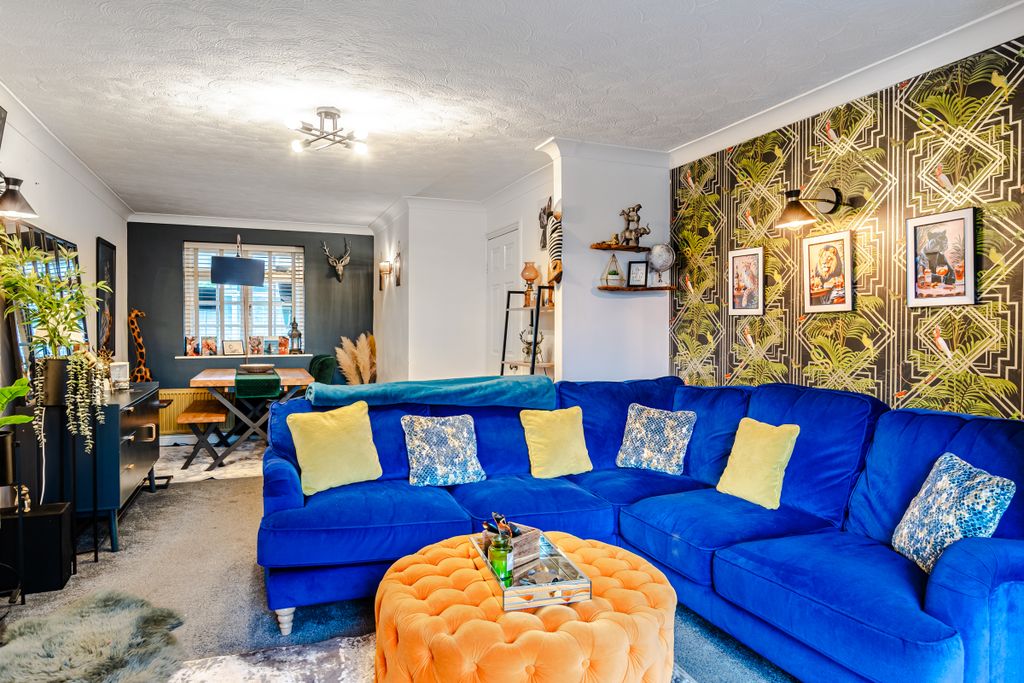 Property photo 3 of 29 Lounge2