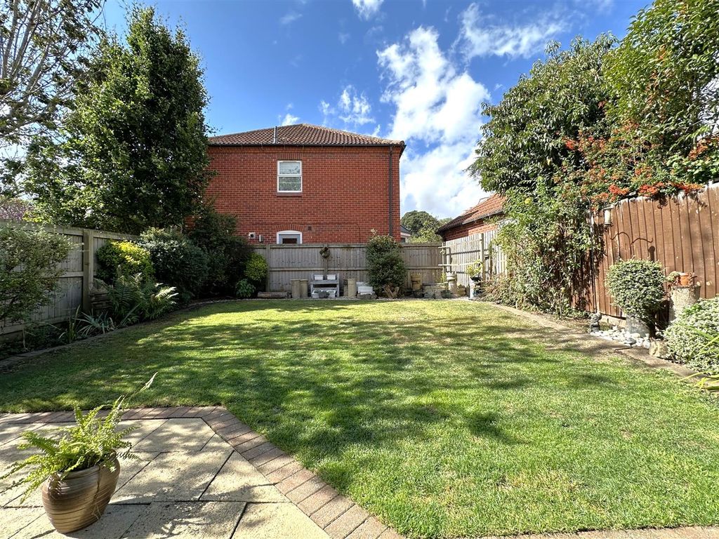 Property photo 3 of 22 Lovely Rear Garden 883