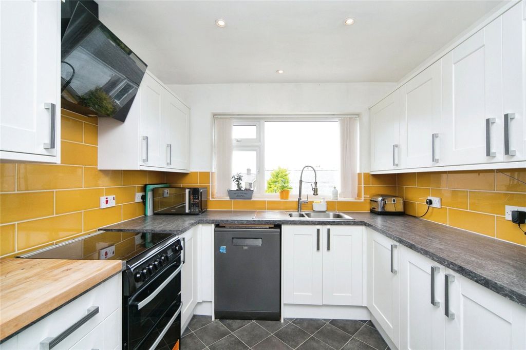Property photo 3 of 20 Kitchen