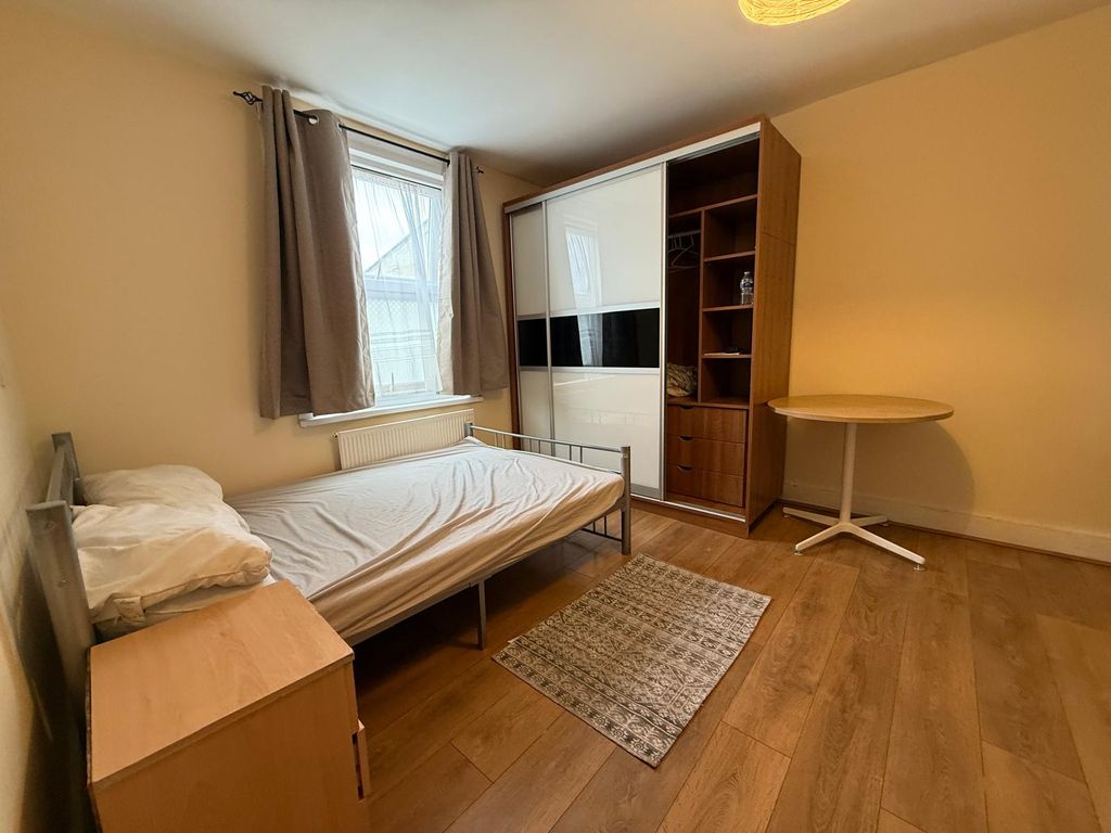 Property photo 1 of 5 Studio Flat With Seperate Kitchen Ideal For Working Couple-High Road Ilford