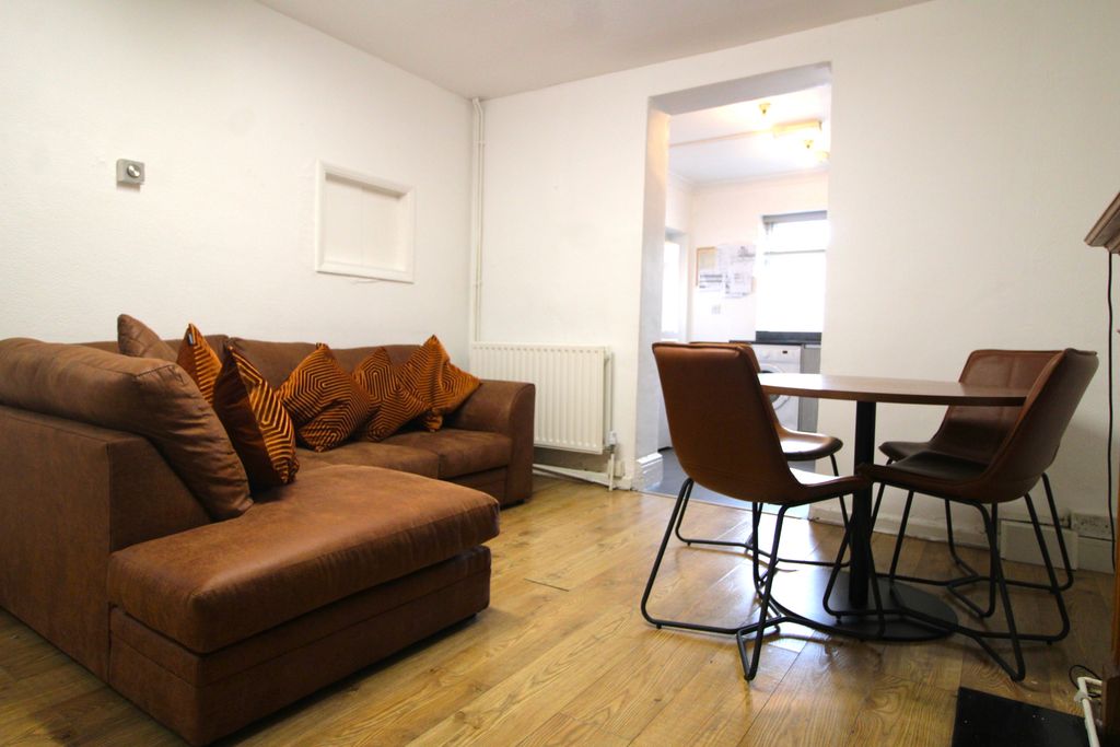 Property photo 1 of 14 5 Bedroom 2 Bathroom House For Rent In Prime South Ealing Location - HMO Licensed