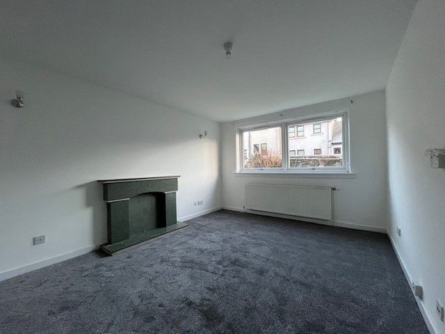Property photo 1 of 7 Living Room