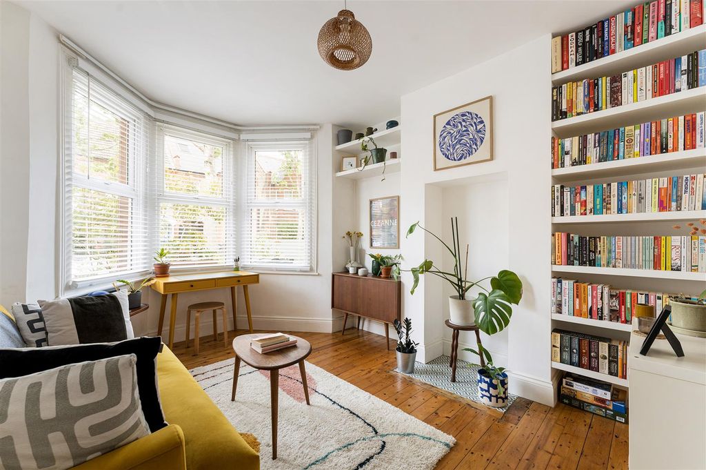 Property photo 2 of 28 Brettenham Road, E17