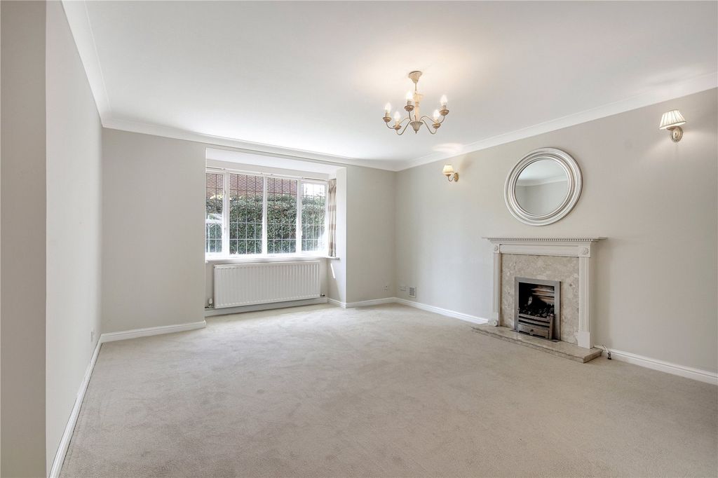Property photo 3 of 16 Sitting Room
