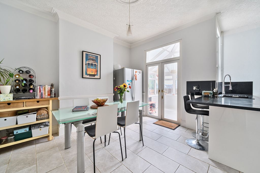 Property photo 3 of 17 1305801-9-684Aaeb...