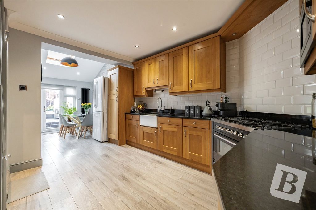 Property photo 2 of 18 Picture No. 12