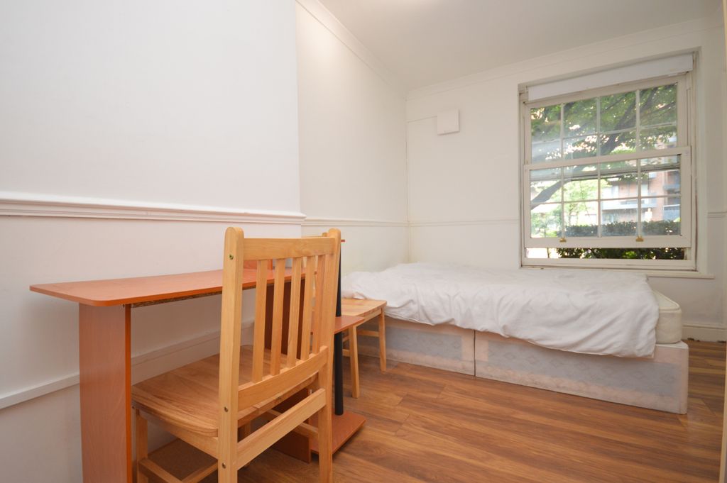 Property photo 1 of 8 Large Double Room To Rent In Shared Flat