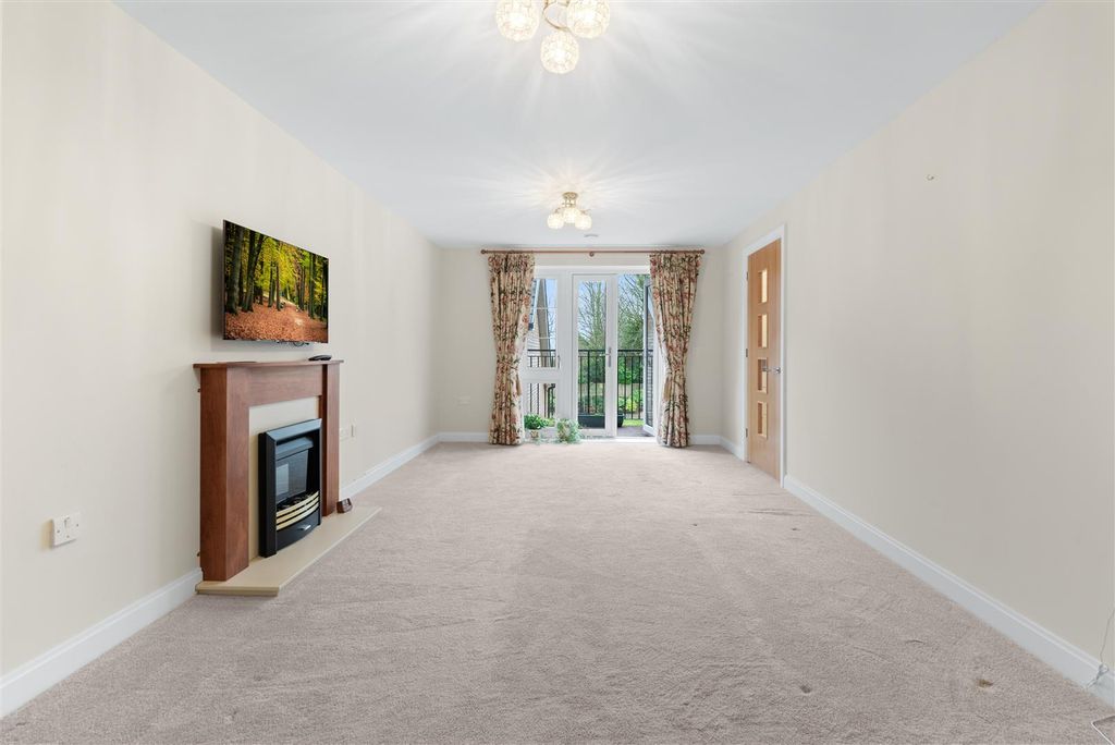 Property photo 2 of 25 Living/Dining Room