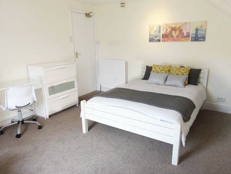 Property photo 2 of 6 Bedroom