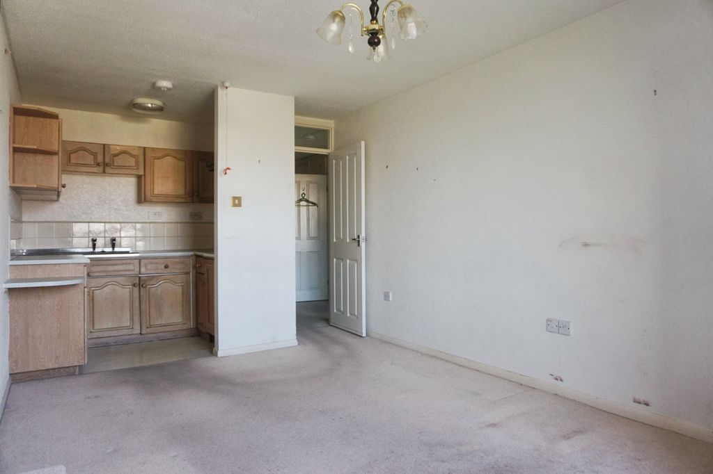 Property photo 3 of 10 Kitchen / Lounge