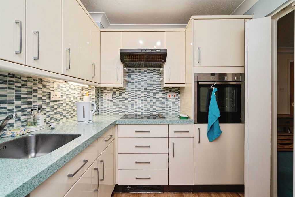 Property photo 3 of 17 Kitchen