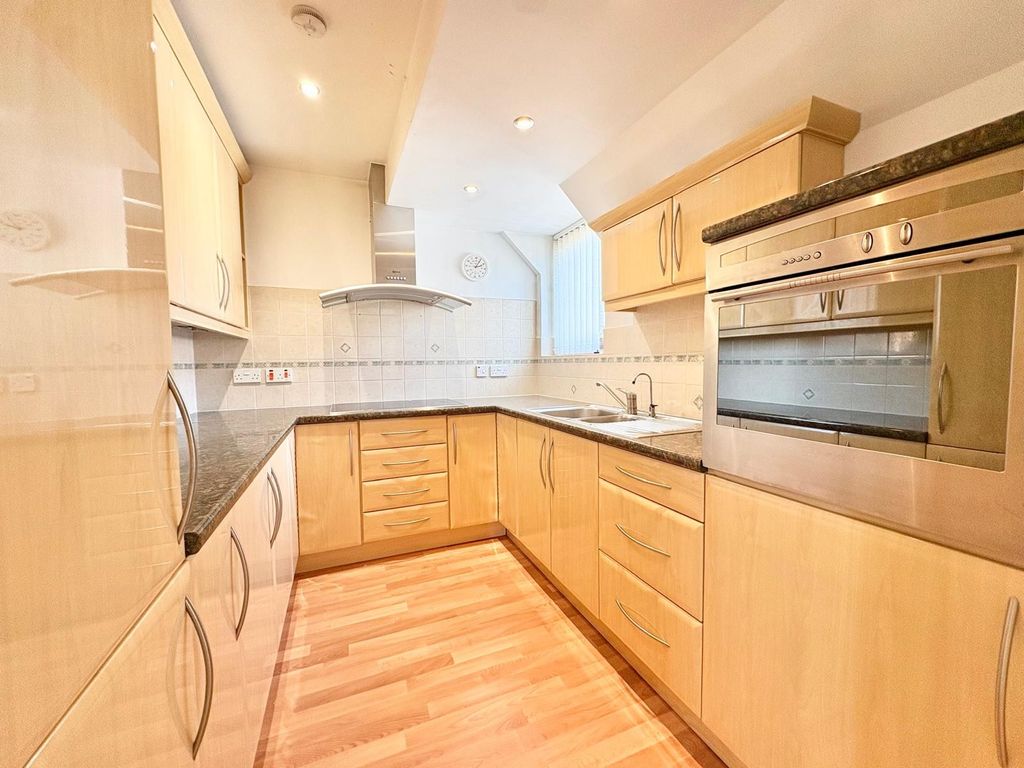 Property photo 3 of 7 Kitchen