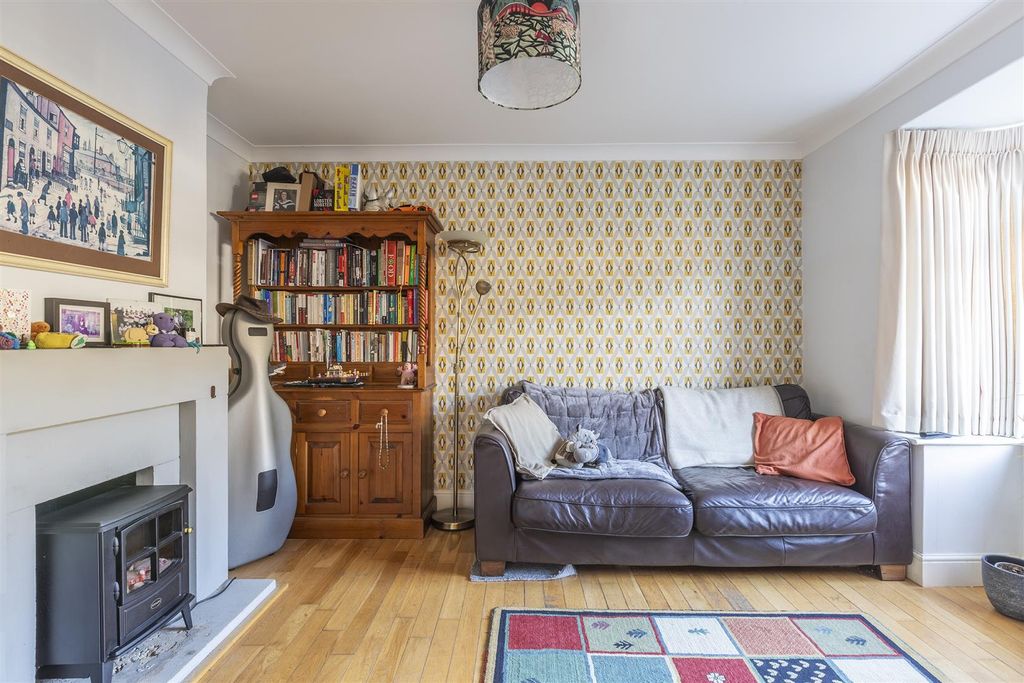 Property photo 2 of 32 Lounge