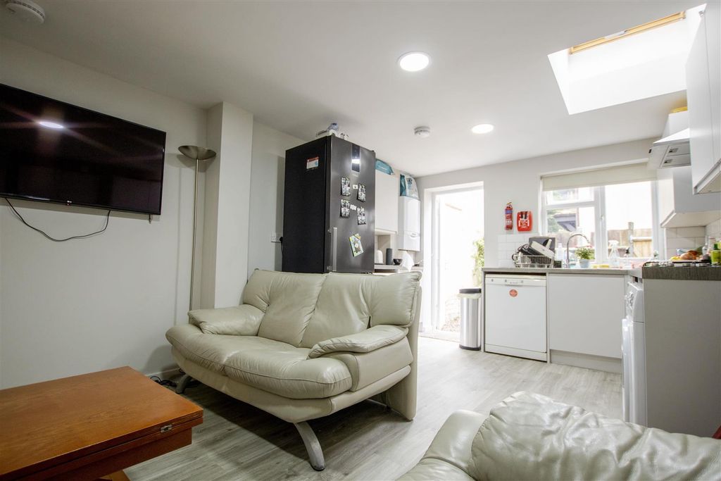 Property photo 3 of 10 Approach