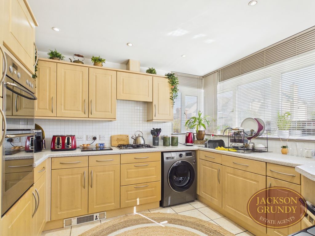 Property photo 2 of 8 St Crispin Crescent