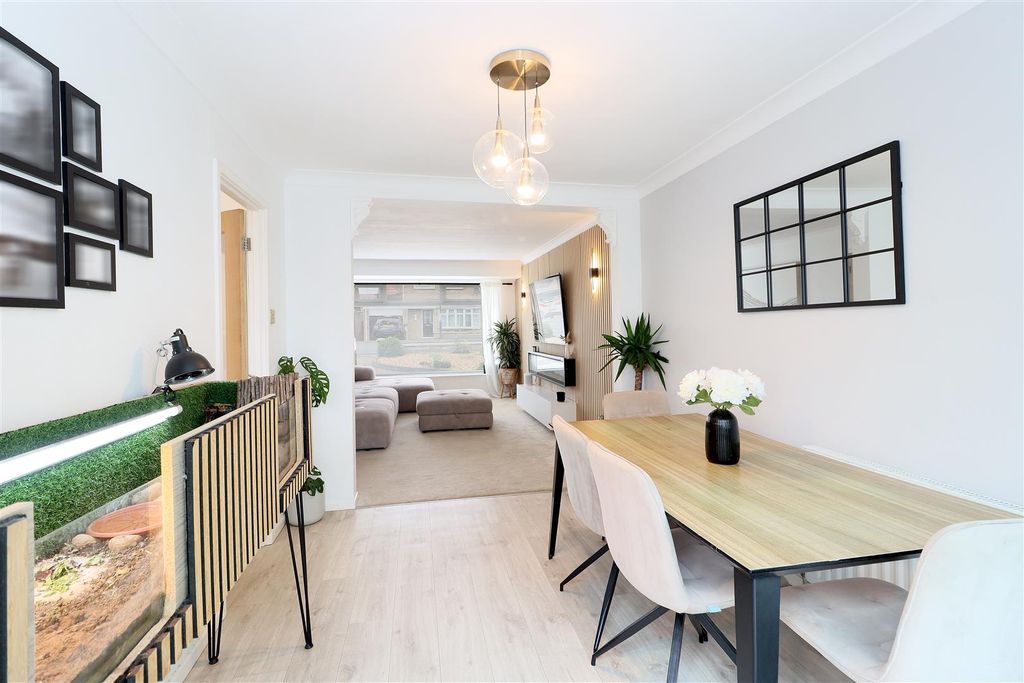 Property photo 3 of 11 Dining Room