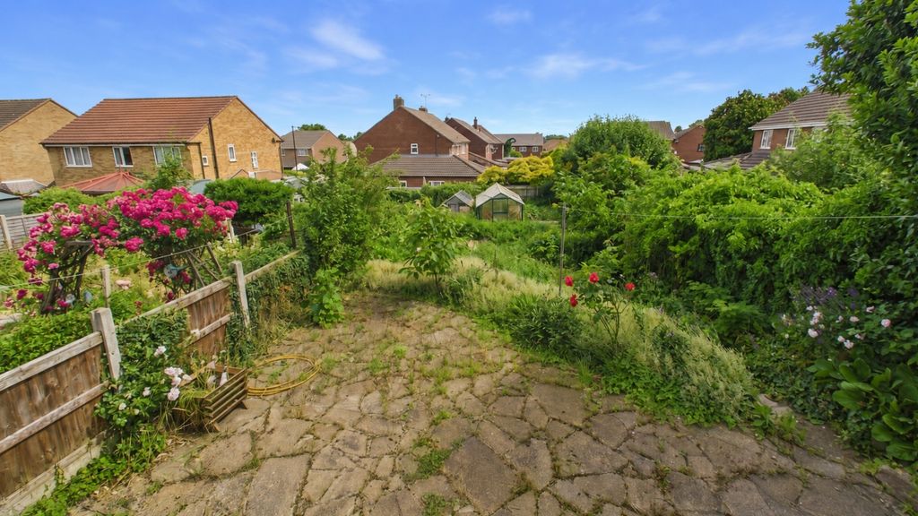 Property photo 2 of 12 Garden
