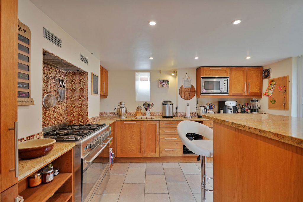 Property photo 3 of 47