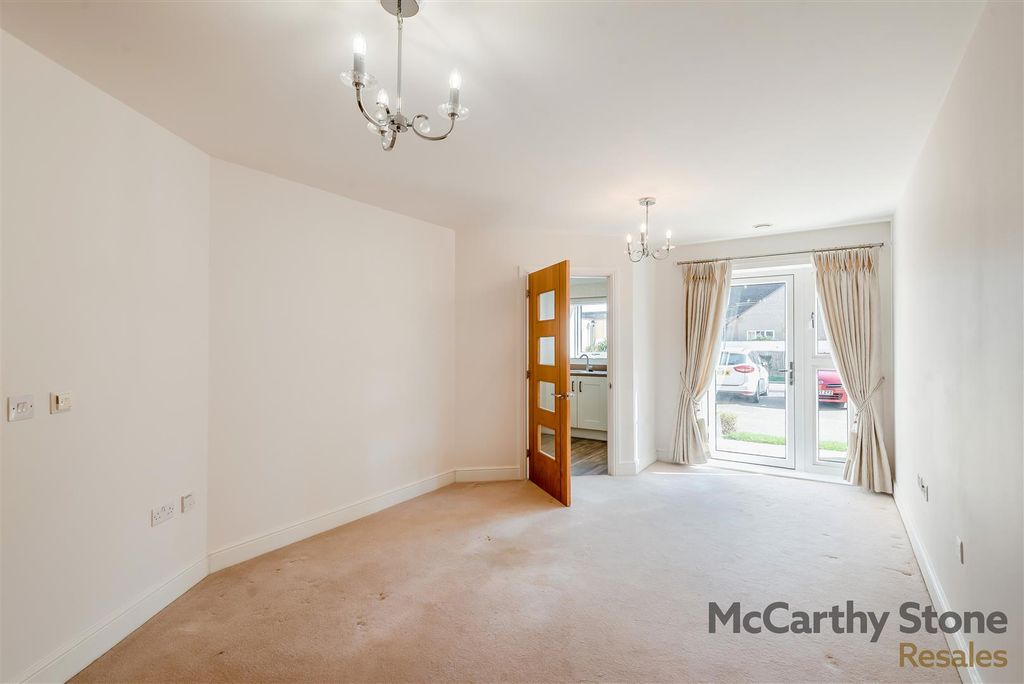 Property photo 2 of 18 8642353-Interior01.Jpg