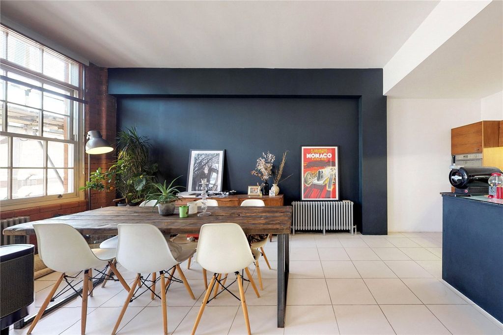 Property photo 3 of 16 Kitchen/Reception