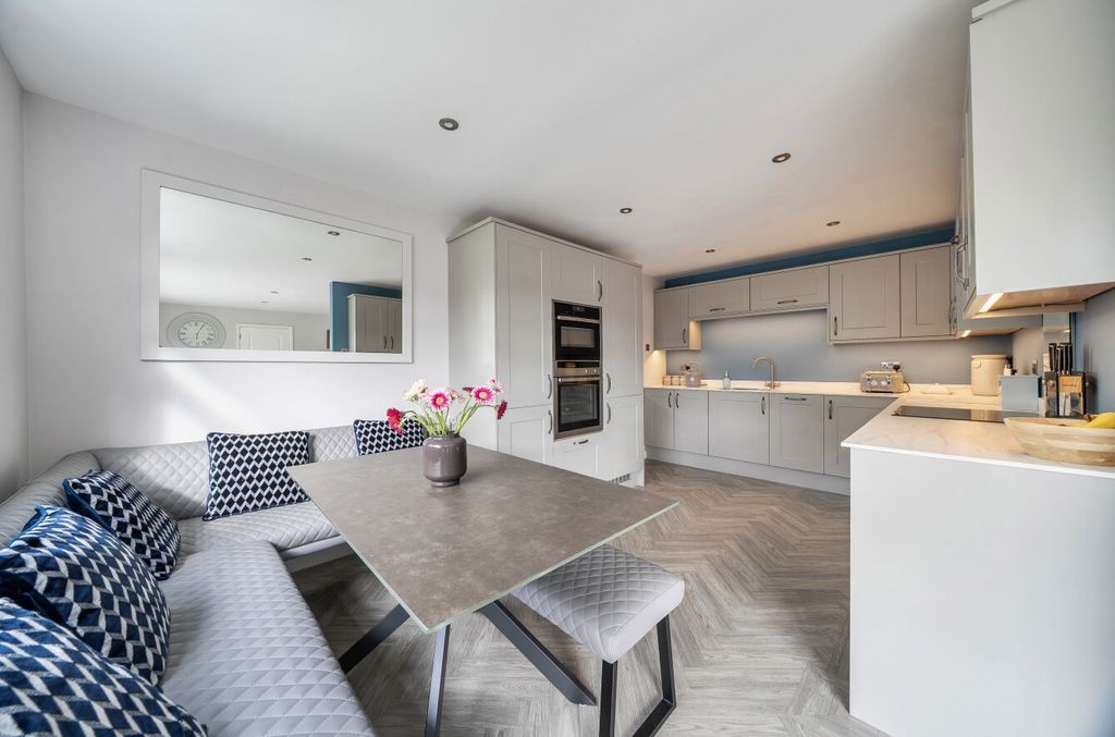 Property photo 2 of 15 1454947-16-69Fa27...