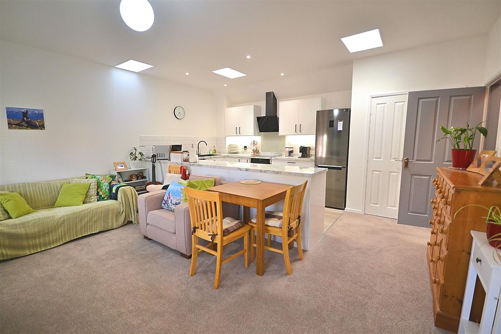 Property photo 3 of 21 51 (2).Png