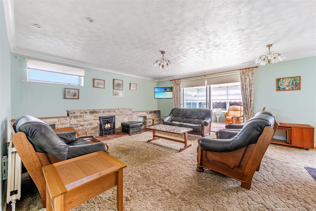 Property photo 2 of 11 Lounge