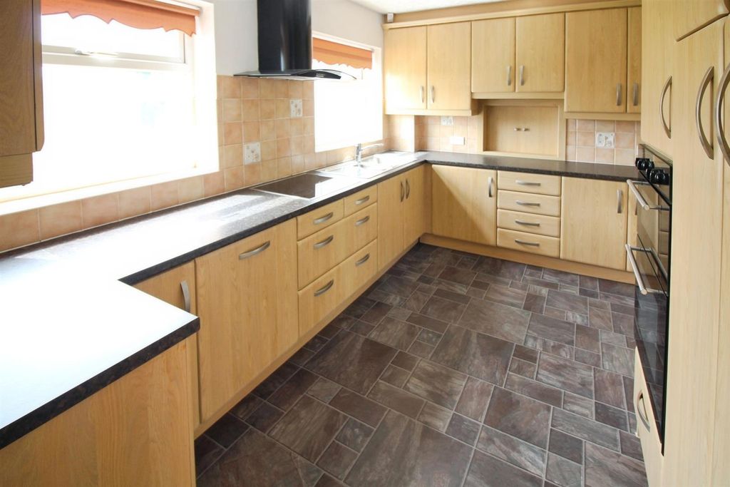 Property photo 3 of 17 Kitchen