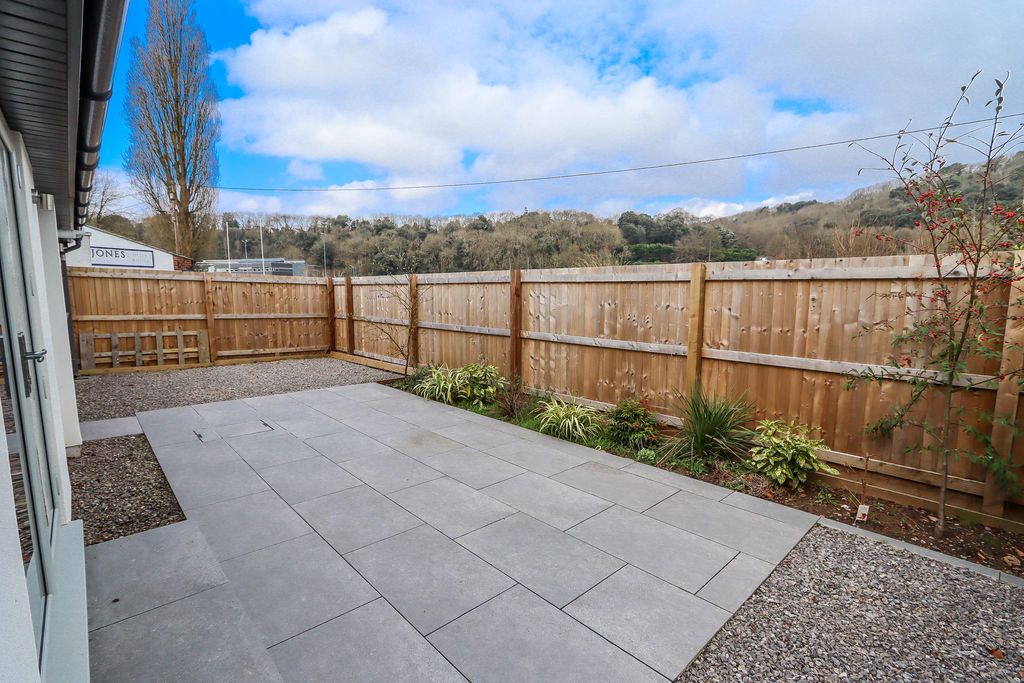 Property photo 3 of 14 Garden