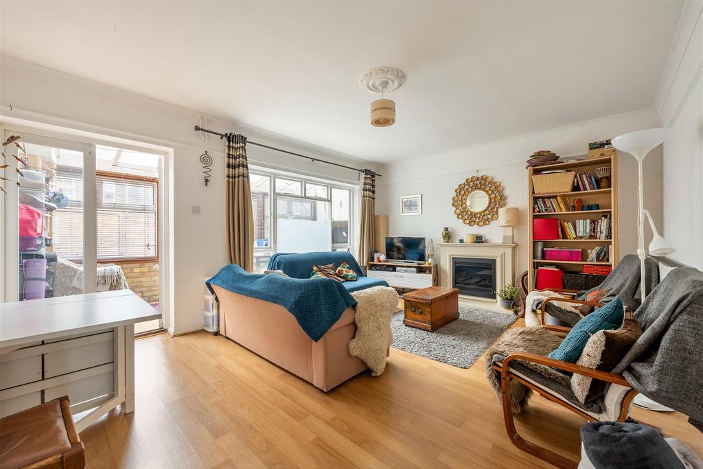 Property photo 2 of 24 Cottenham Road, E17