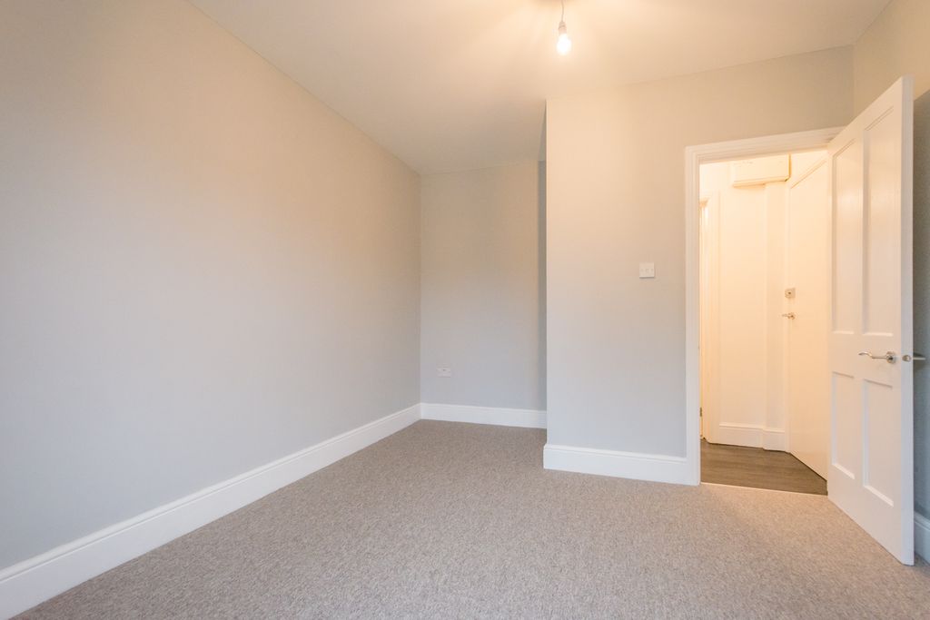 Property photo 3 of 11 30 Arlington - Flat A (2 Of 11)