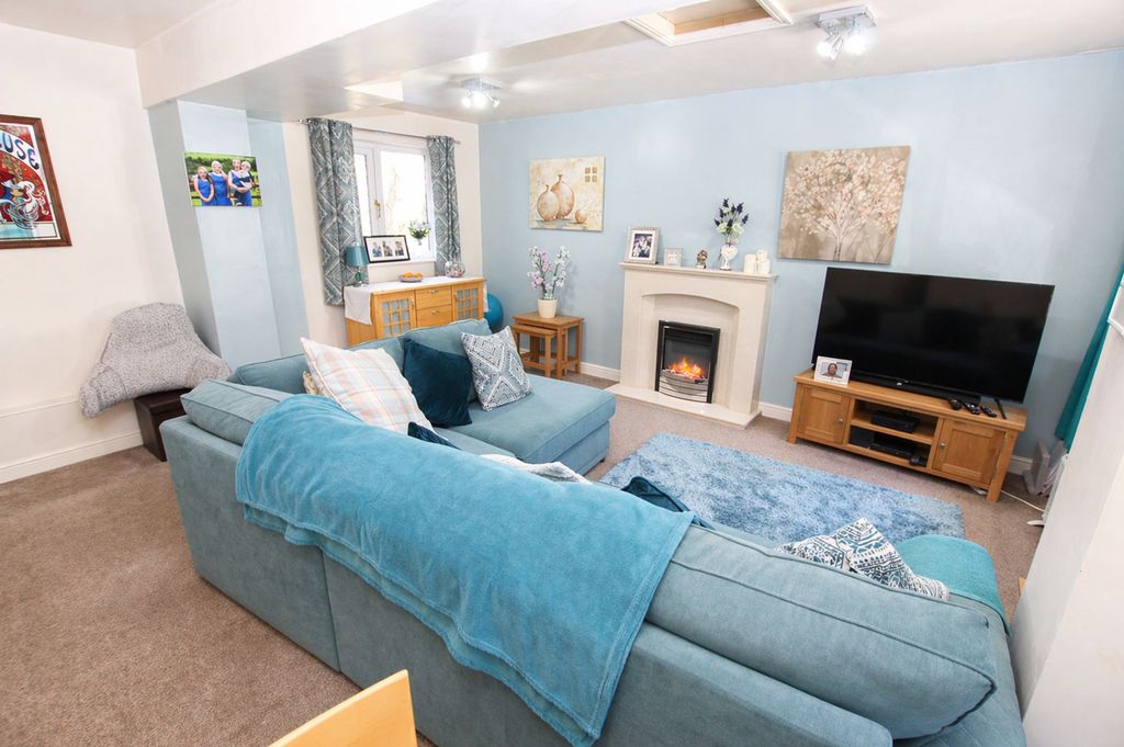 Property photo 3 of 16 2nd Lounge
