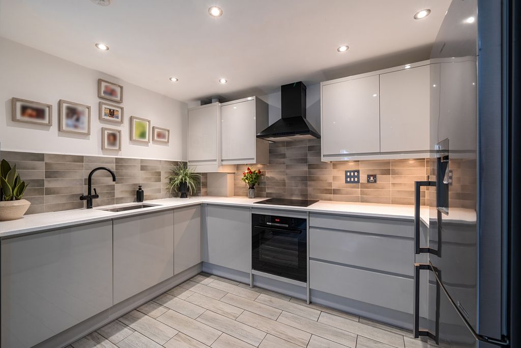 Property photo 2 of 20 1376078-7-690dc48...