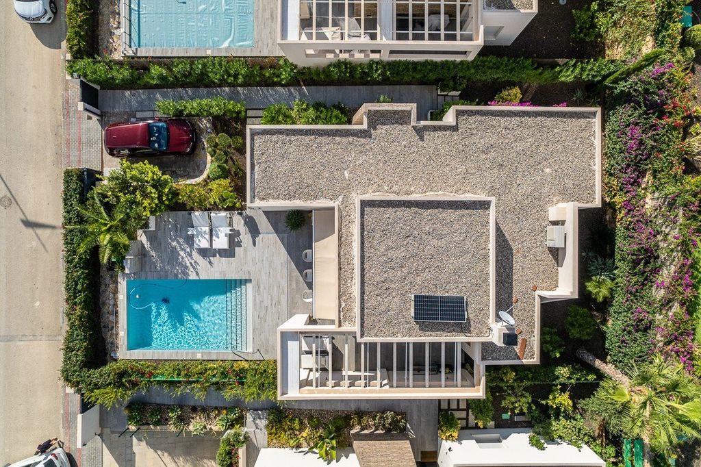 Property photo 3 of 49