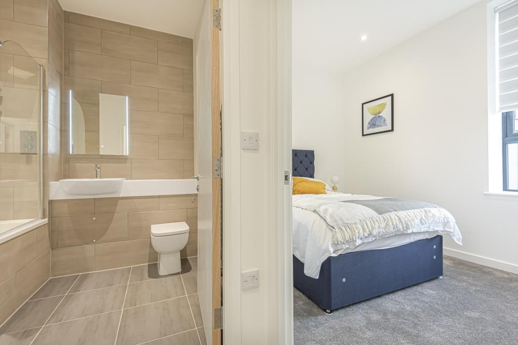 Property photo 2 of 10 Bedroom/Bathroom