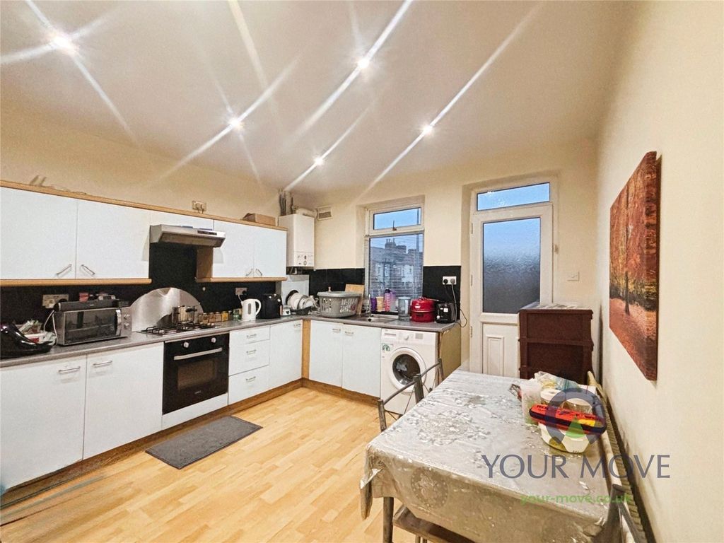 Property photo 3 of 9 Kitchen