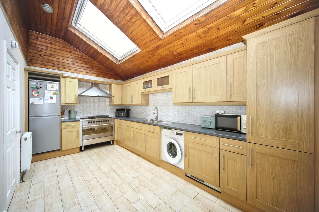 Property photo 2 of 20