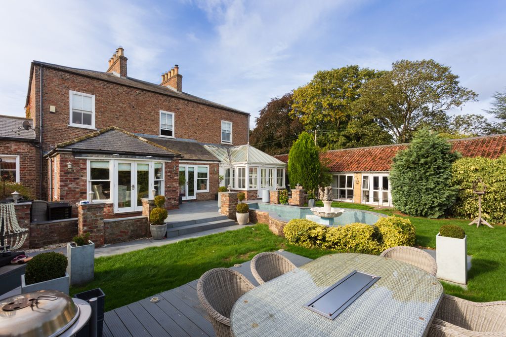 Property photo 1 of 25 External Rear