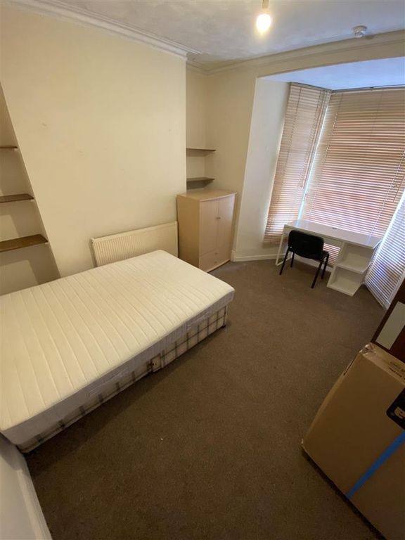 Property photo 1 of 8 Bright Bedroom With Double Bed And Study Desk...