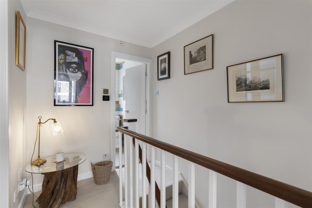 Property photo 3 of 18 Landing.Jpg