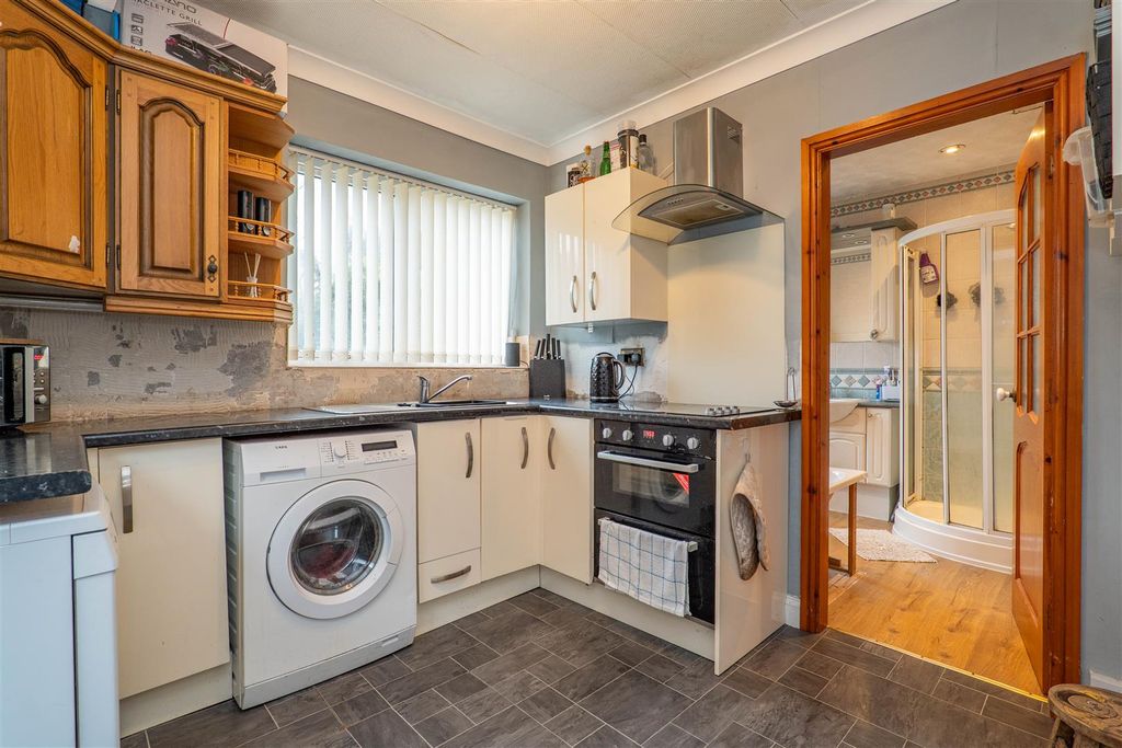 Property photo 3 of 18 Kitchen