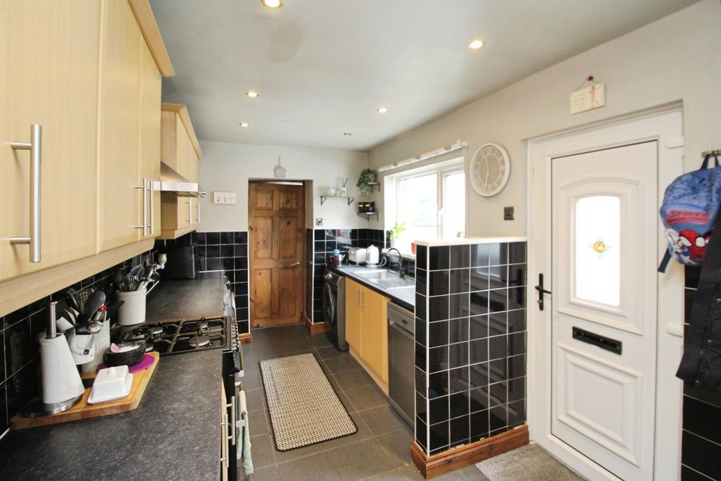 Property photo 2 of 11 Kitchen