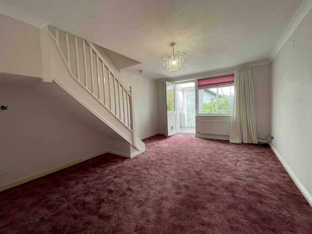 Property photo 3 of 8 Lounge