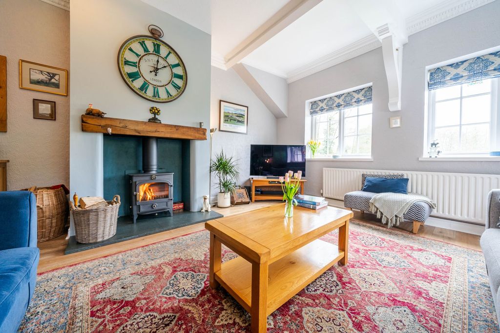 Property photo 1 of 25 Spacious Living/Dining Room