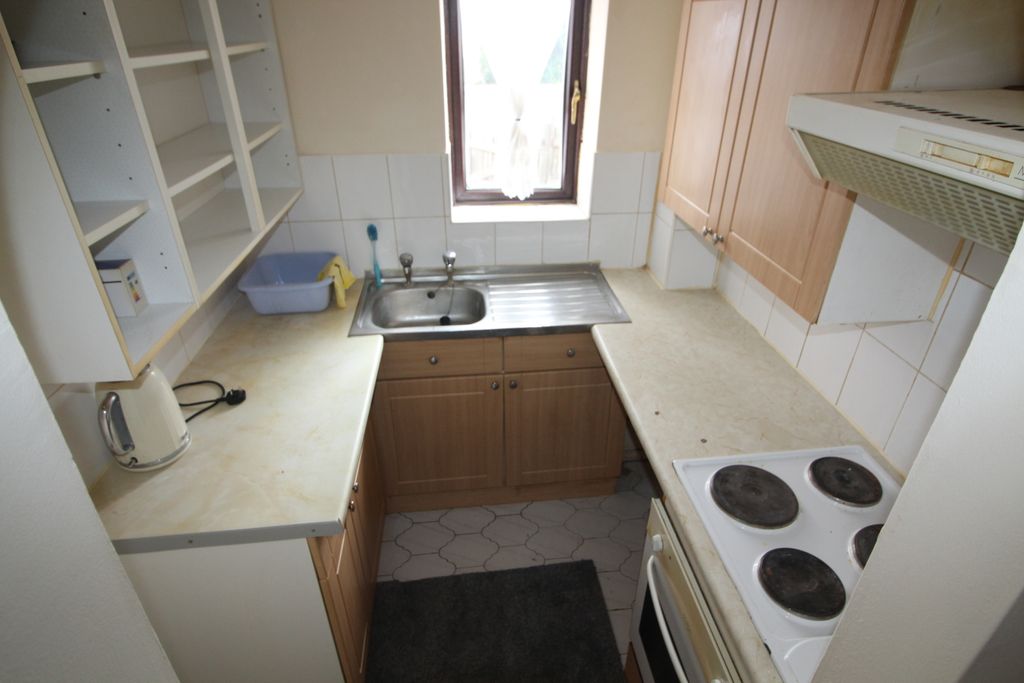 Property photo 3 of 6 22 Botwell 3