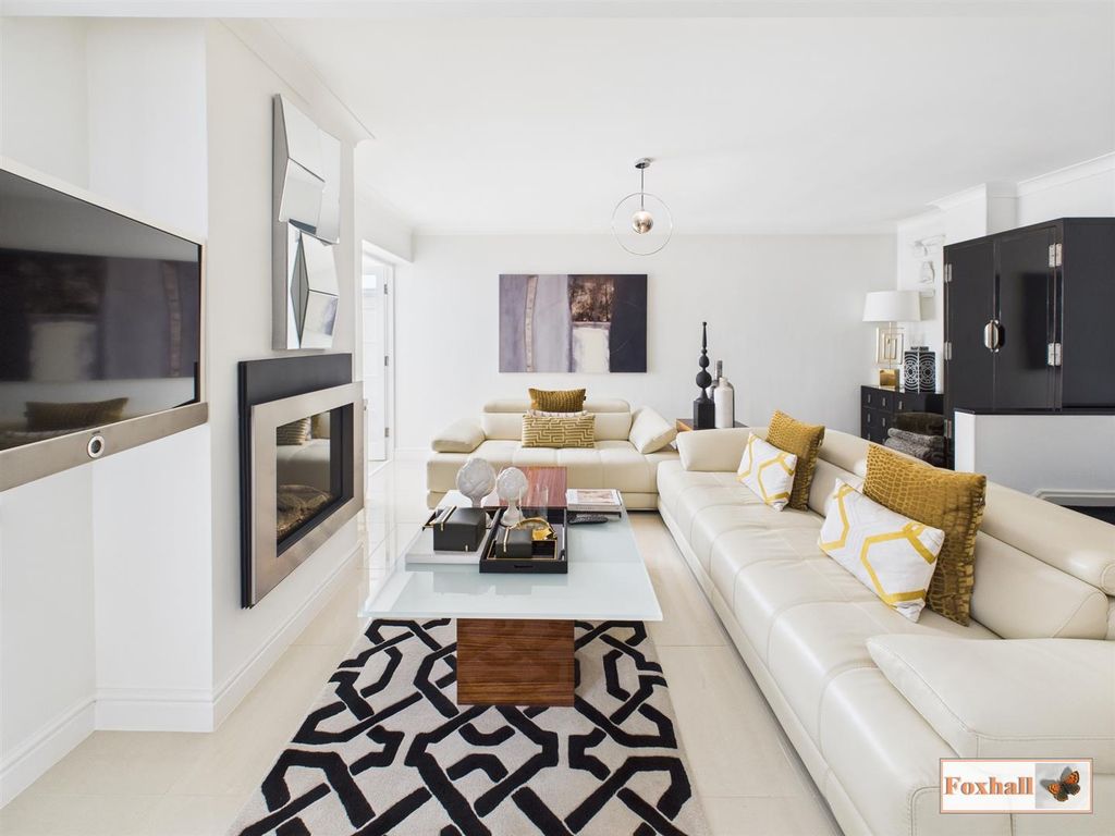 Property photo 3 of 34 Lounge / Diner