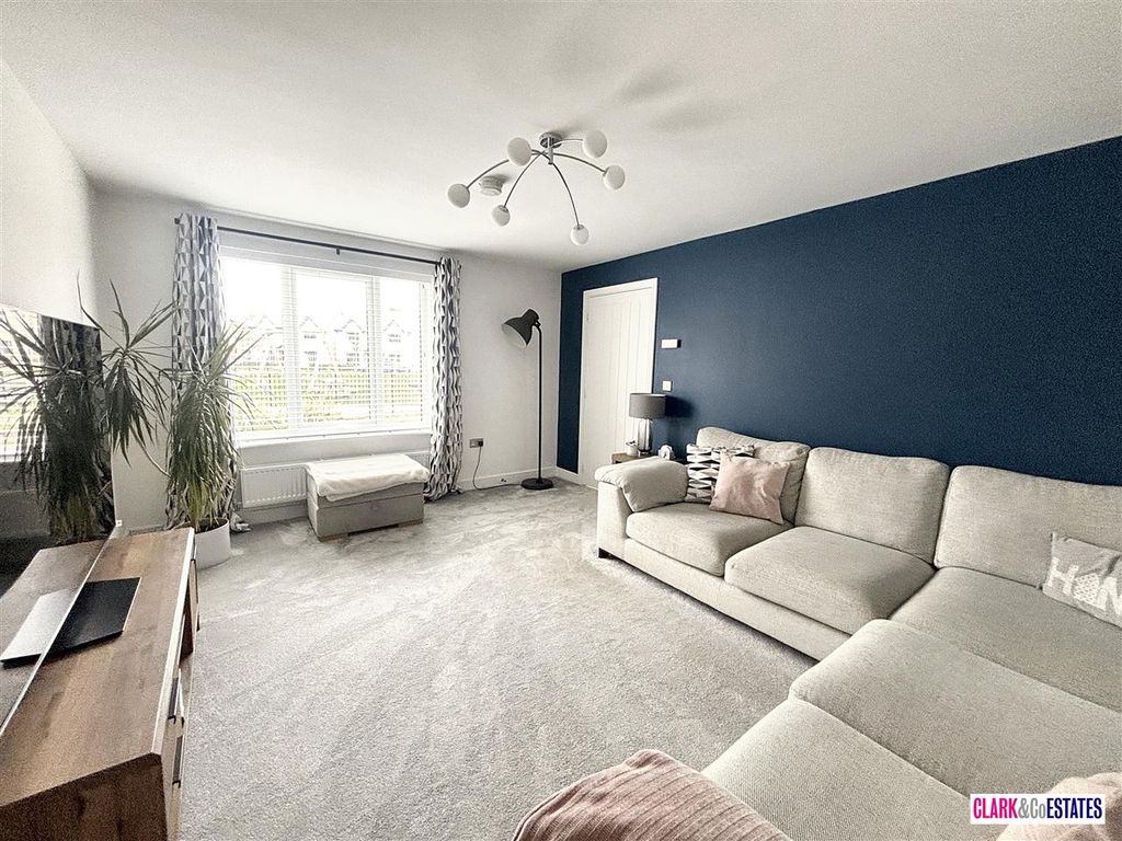 Property photo 3 of 17 Lounge