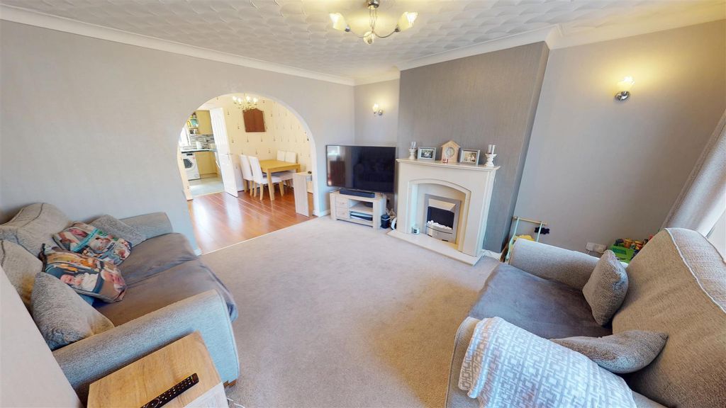 Property photo 2 of 17 Clipsley Crescent Living Room