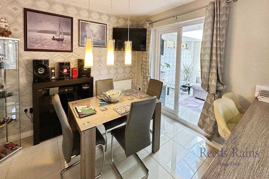 Property photo 3 of 17 Dining Area