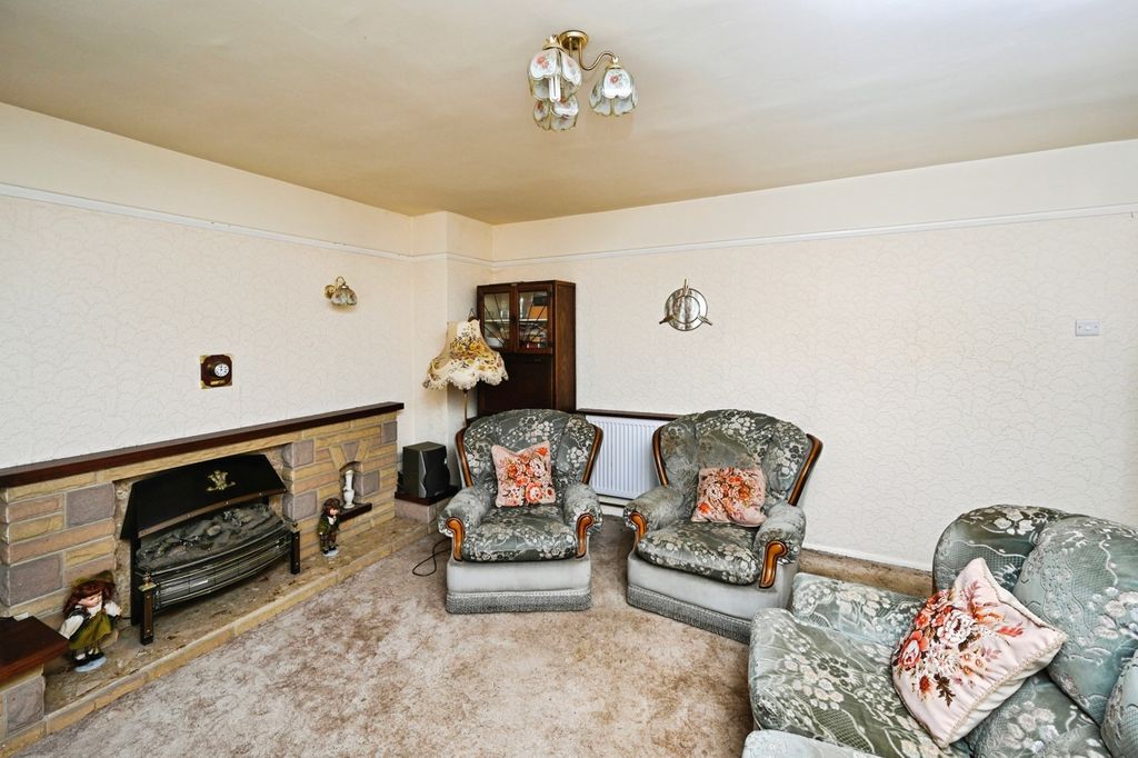 Property photo 3 of 17 Lounge